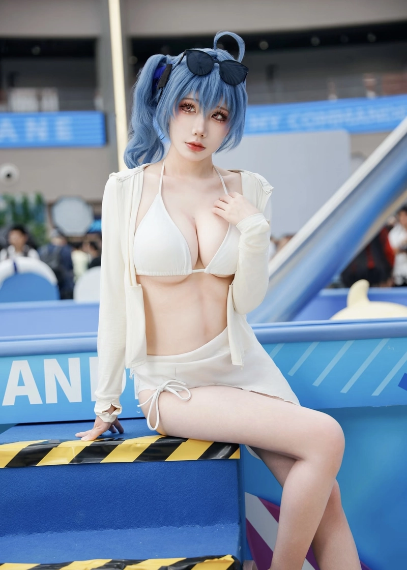 Ảnh cosplay nữ vú bự đứng nghiêng khoe vóc dáng nổi bật