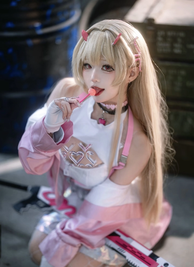 Ảnh cosplay nữ vú bự đứng yên với phong thái quyến rũ nhẹ