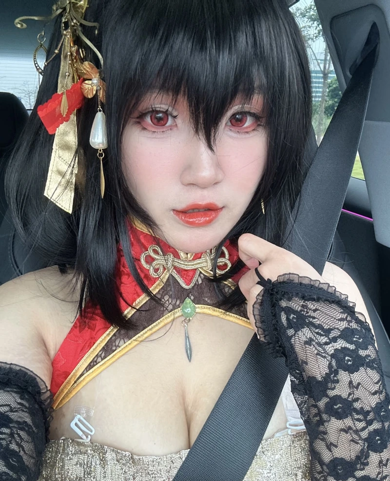 Ảnh cosplay nữ vú bự đứng yên với thần thái mạnh mẽ