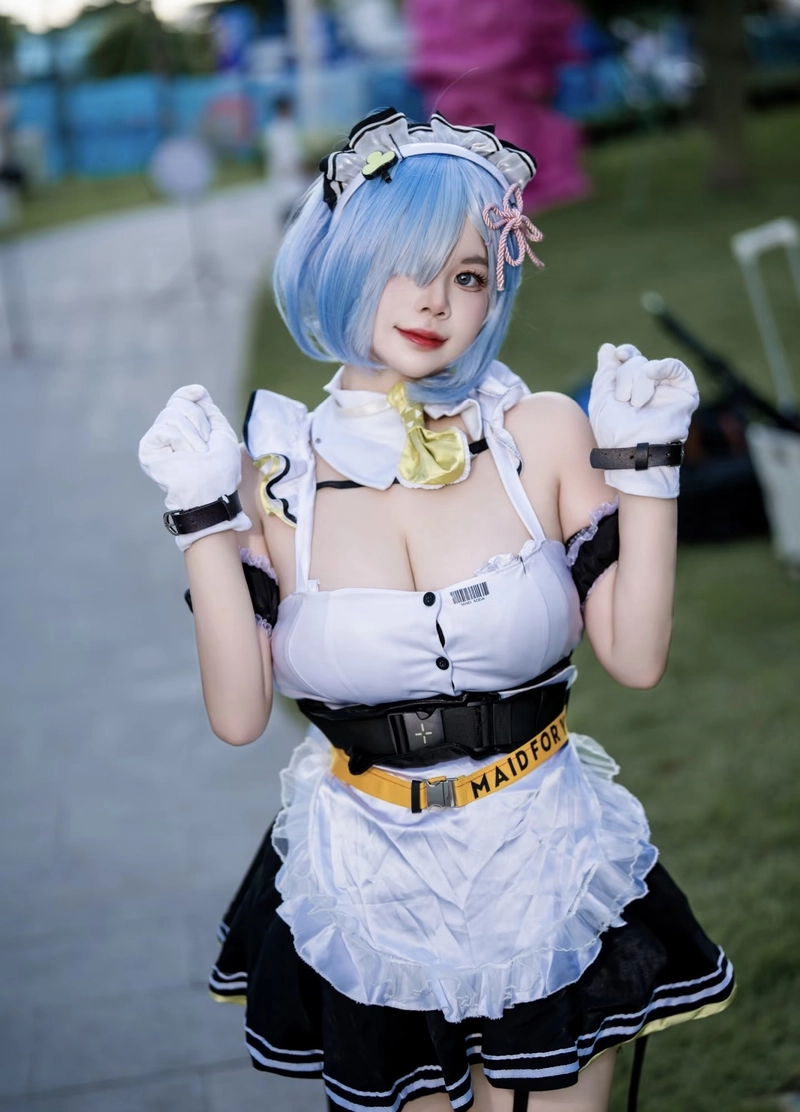 Ảnh cosplay nữ vú bự giữa không gian thoáng với dáng đẹp