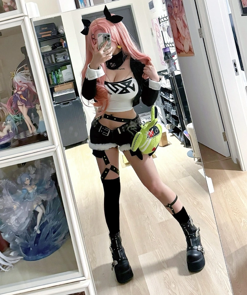 Ảnh cosplay nữ vú bự với phong cách gợi cảm nhẹ nhàng