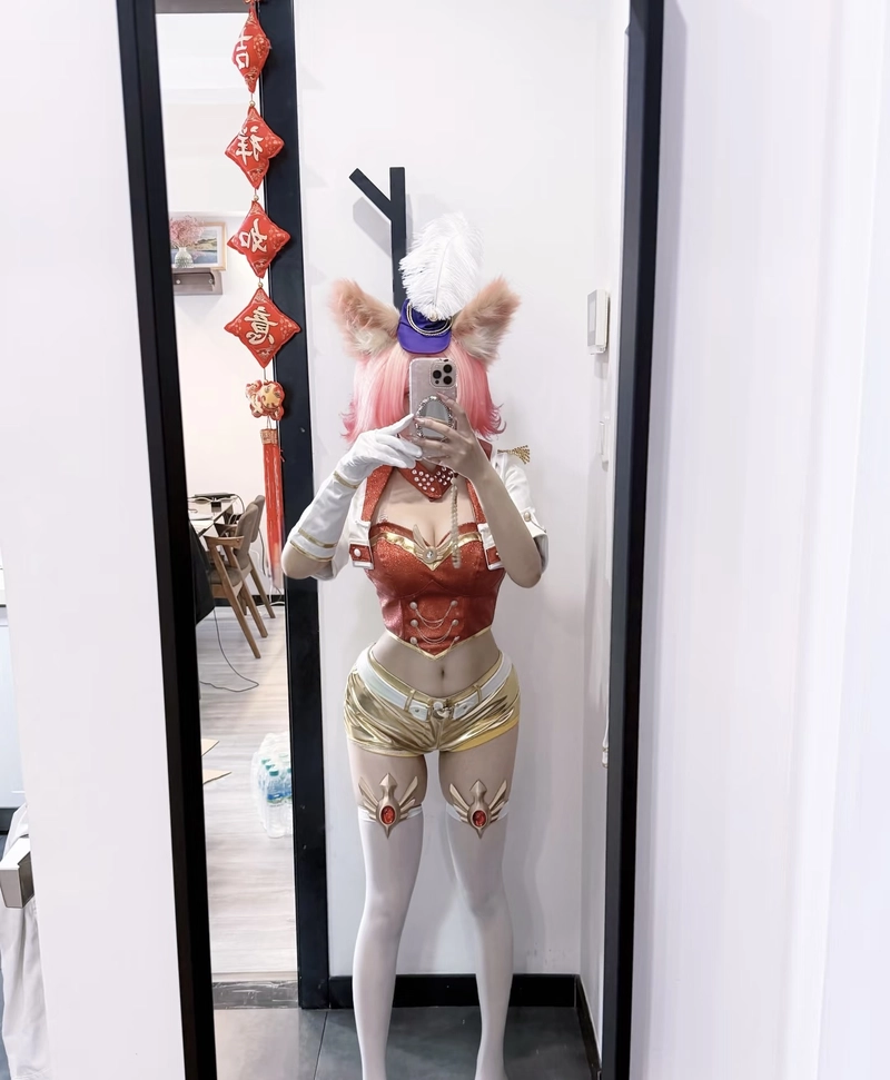 Ảnh cosplay nữ vú bự với thần thái cuốn hút rõ ràng