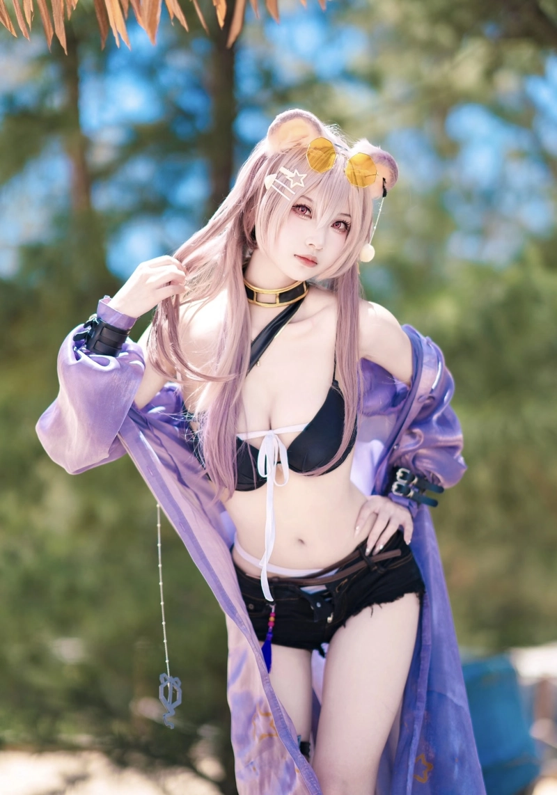 Ảnh cosplay nữ vú bự với trang phục tôn dáng rõ nét