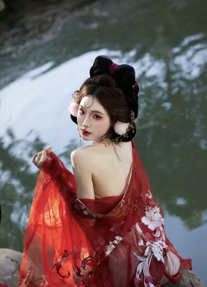 Ảnh gái xinh cosplay hồ ly trong không gian mờ nhẹ