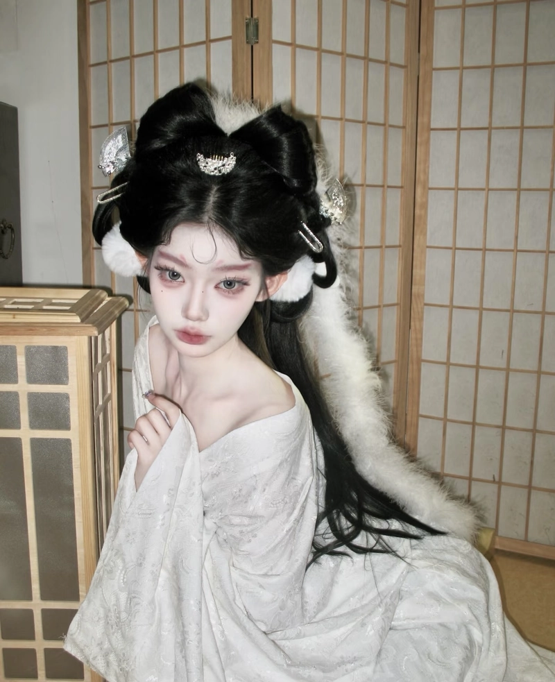 Ảnh gái xinh cosplay hồ ly với ánh nhìn dịu