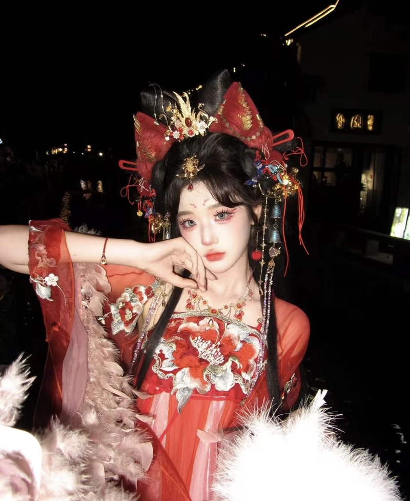 Ảnh gái xinh cosplay hồ ly với ánh nhìn trong sáng