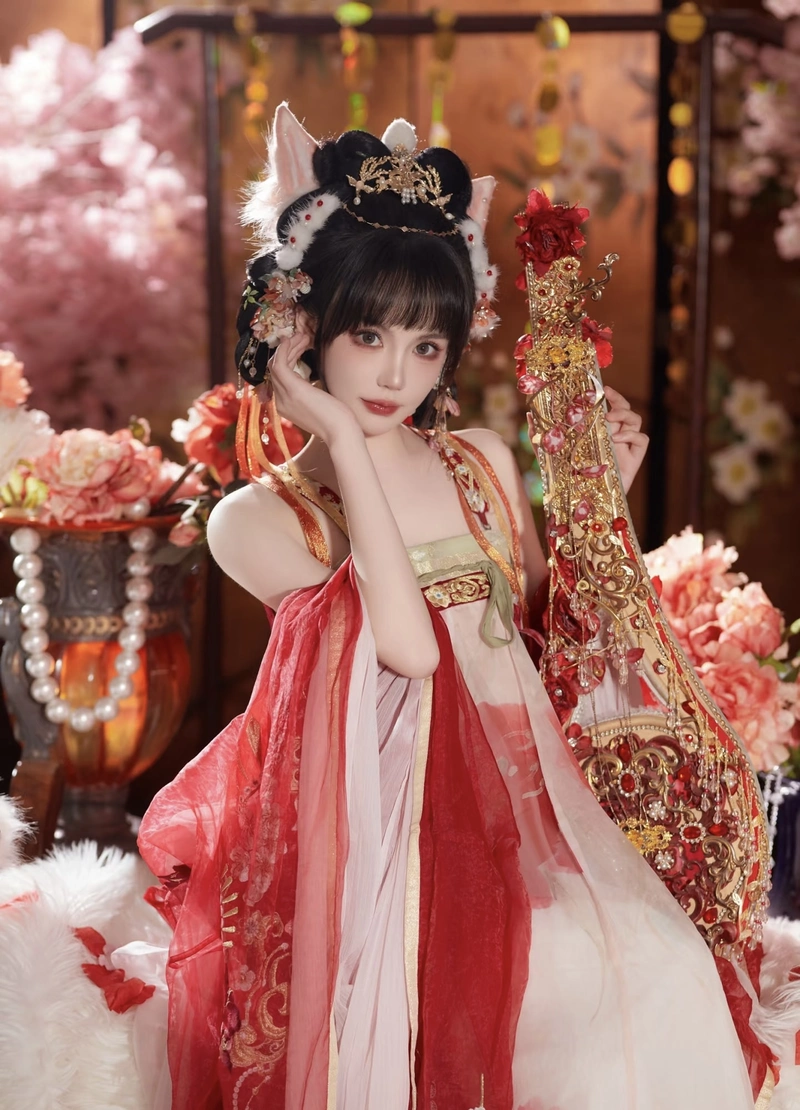 Ảnh gái xinh cosplay hồ ly với ánh sáng nhẹ