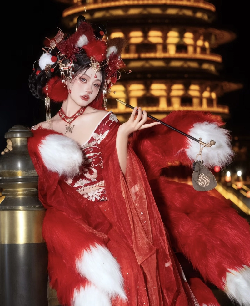 Ảnh gái xinh cosplay hồ ly với phong thái nhẹ nhàng