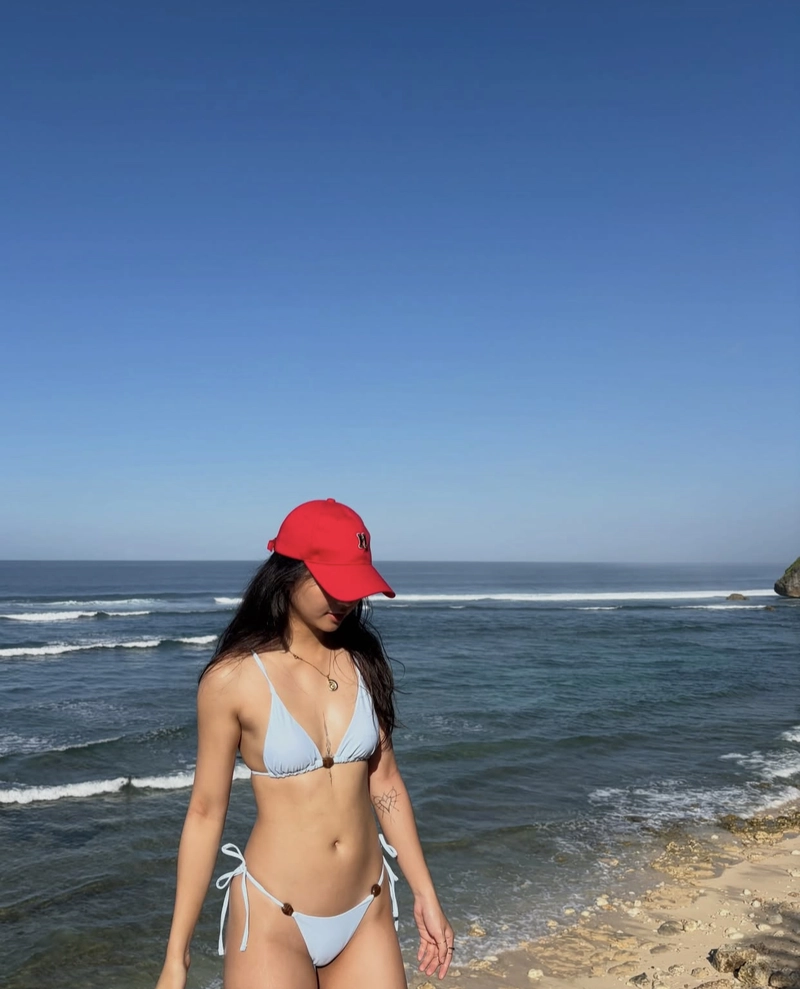 Ảnh gái xinh mặc bikini đi biển che mặt nắng vàng