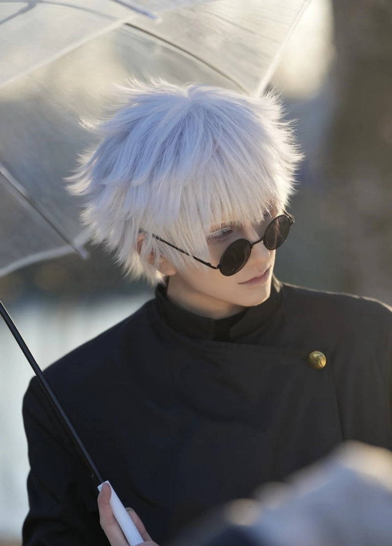 Bức ảnh Gojo cosplay đứng nghiêng với ánh nhìn sắc