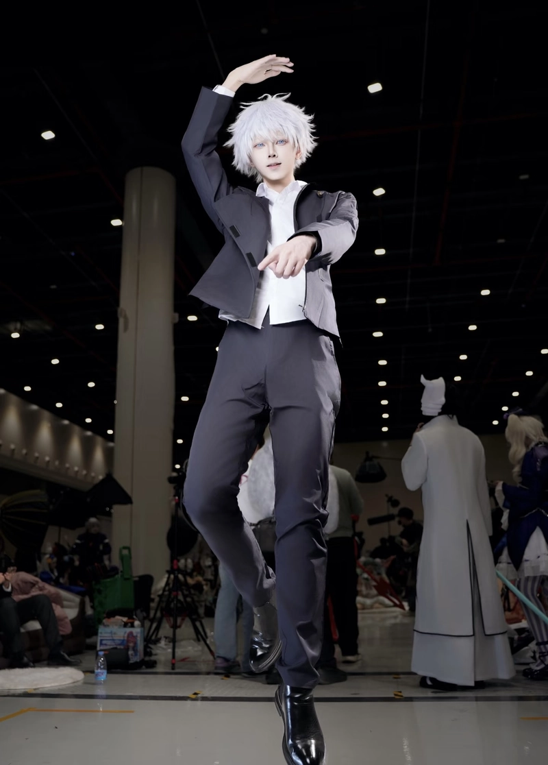 Bức ảnh Gojo cosplay với biểu cảm bình thản nổi bật