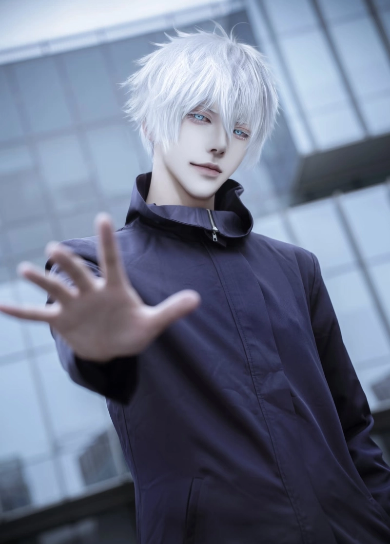 Bức ảnh Gojo cosplay với dáng đứng chuẩn nhân vật