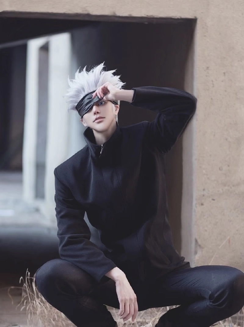 Bức ảnh Gojo cosplay với nét mặt tự tin rõ ràng