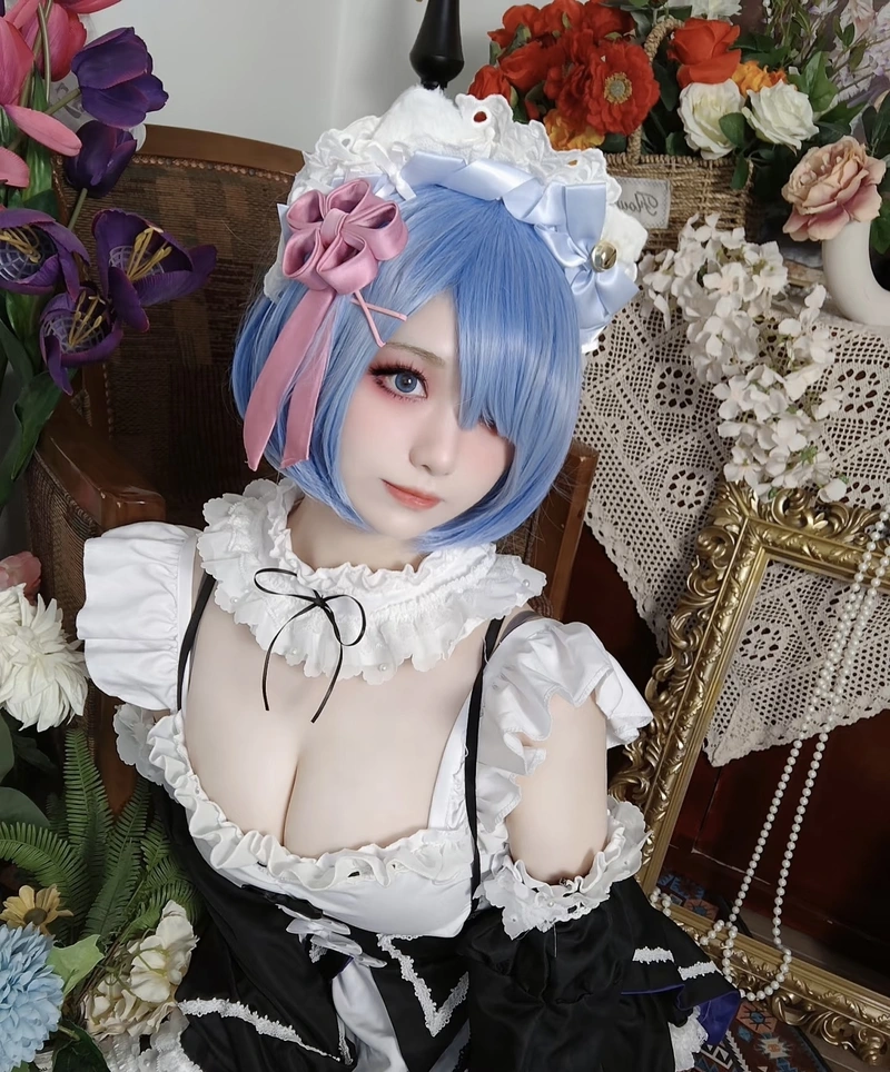Dáng đứng cosplay nữ vú bự với biểu cảm tự nhiên nổi bật