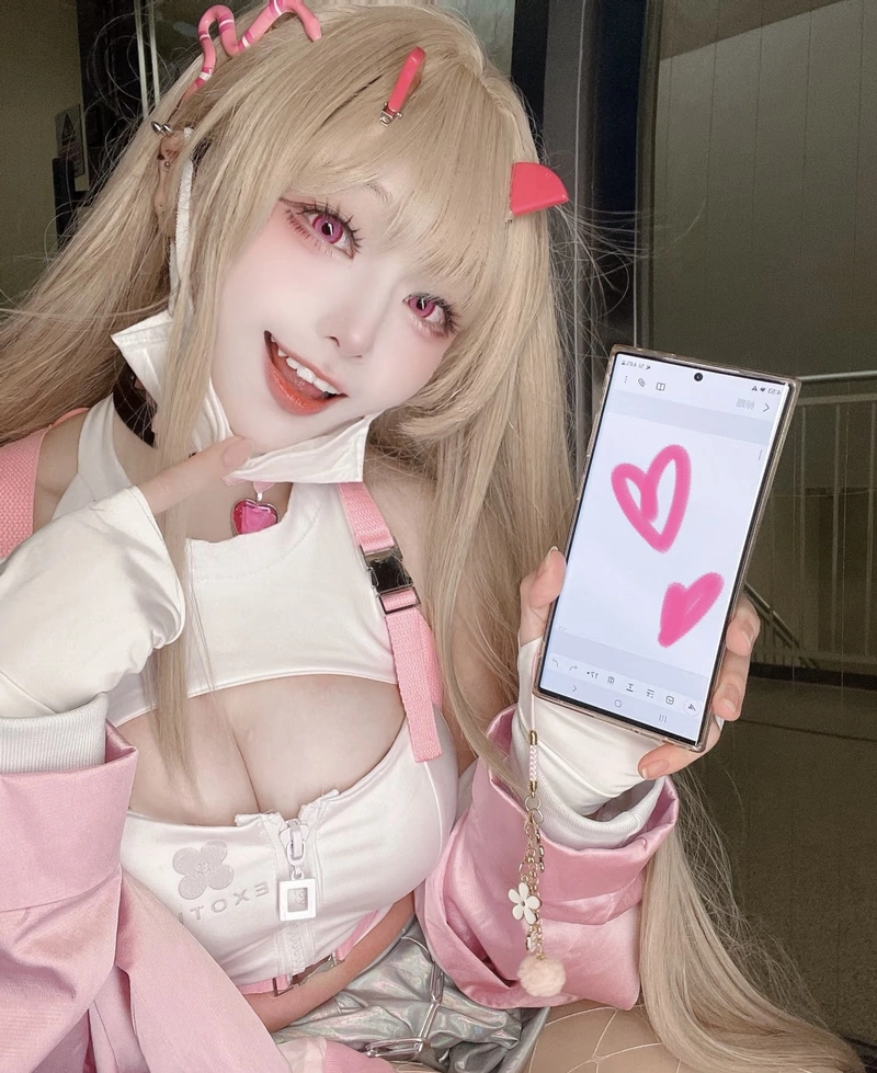 Dáng đứng cosplay nữ vú bự với phong thái tự tin rõ ràng