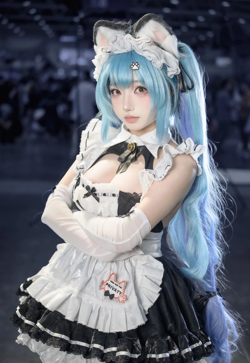 Dáng vẻ cosplay nữ vú bự quyến rũ với phong cách hiện đại
