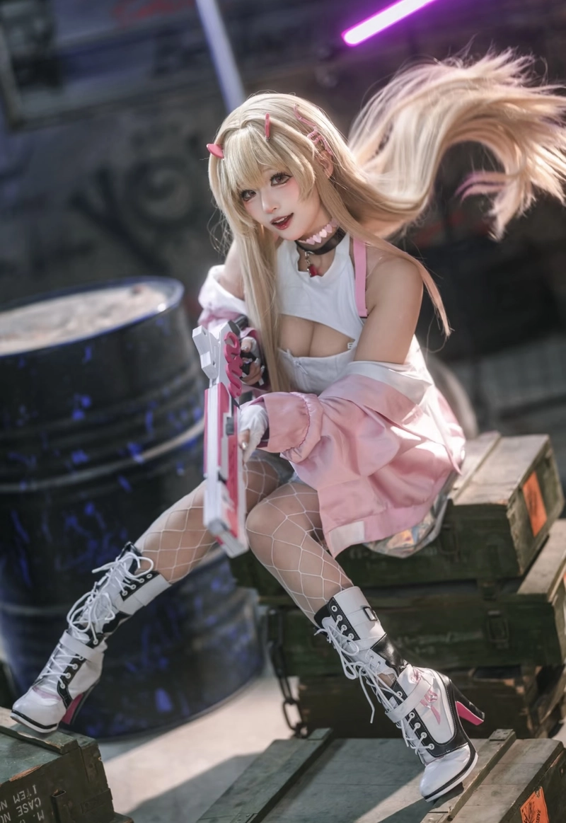 Dáng vẻ cosplay nữ vú bự tự tin với phong cách nổi bật