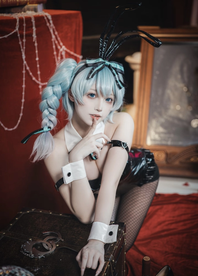 Dáng vẻ cosplay nữ vú bự với ánh nhìn tự tin mạnh mẽ
