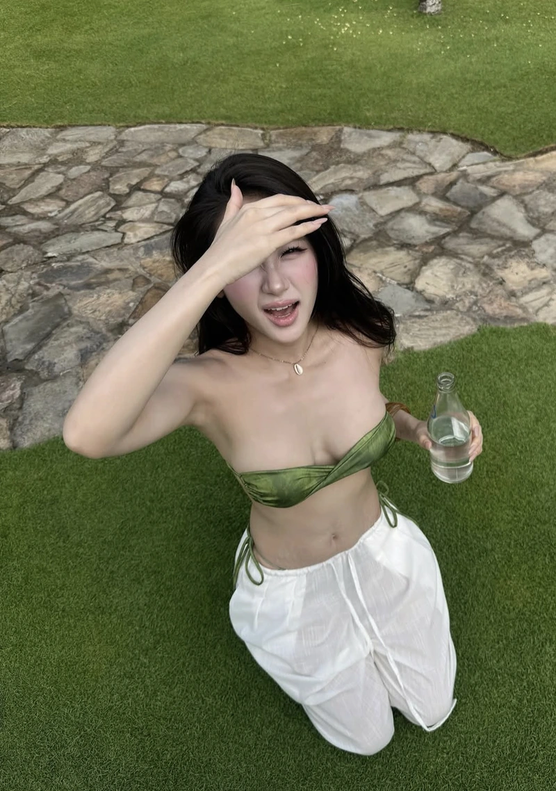 Gái đẹp mặc bikini đi biển che mặt nghệ
