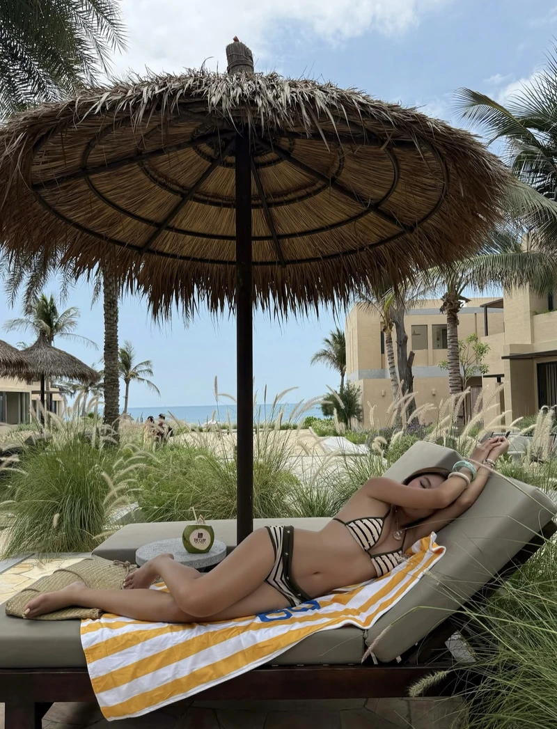 Gái đẹp mặc bikini đi biển che mặt ngon