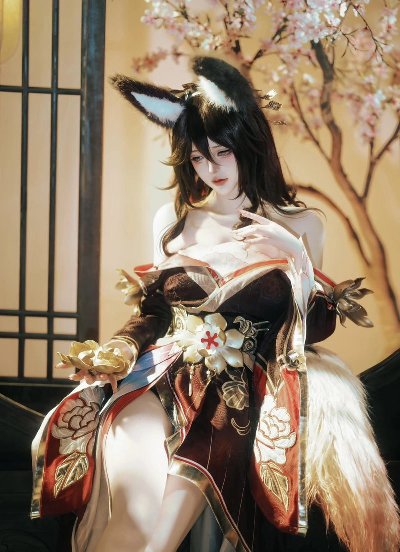 Gái xinh cosplay hồ ly đứng yên ánh nhìn nhẹ