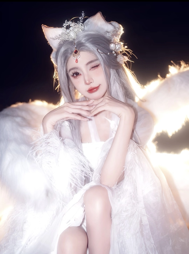 Gái xinh cosplay hồ ly với ánh sáng dịu