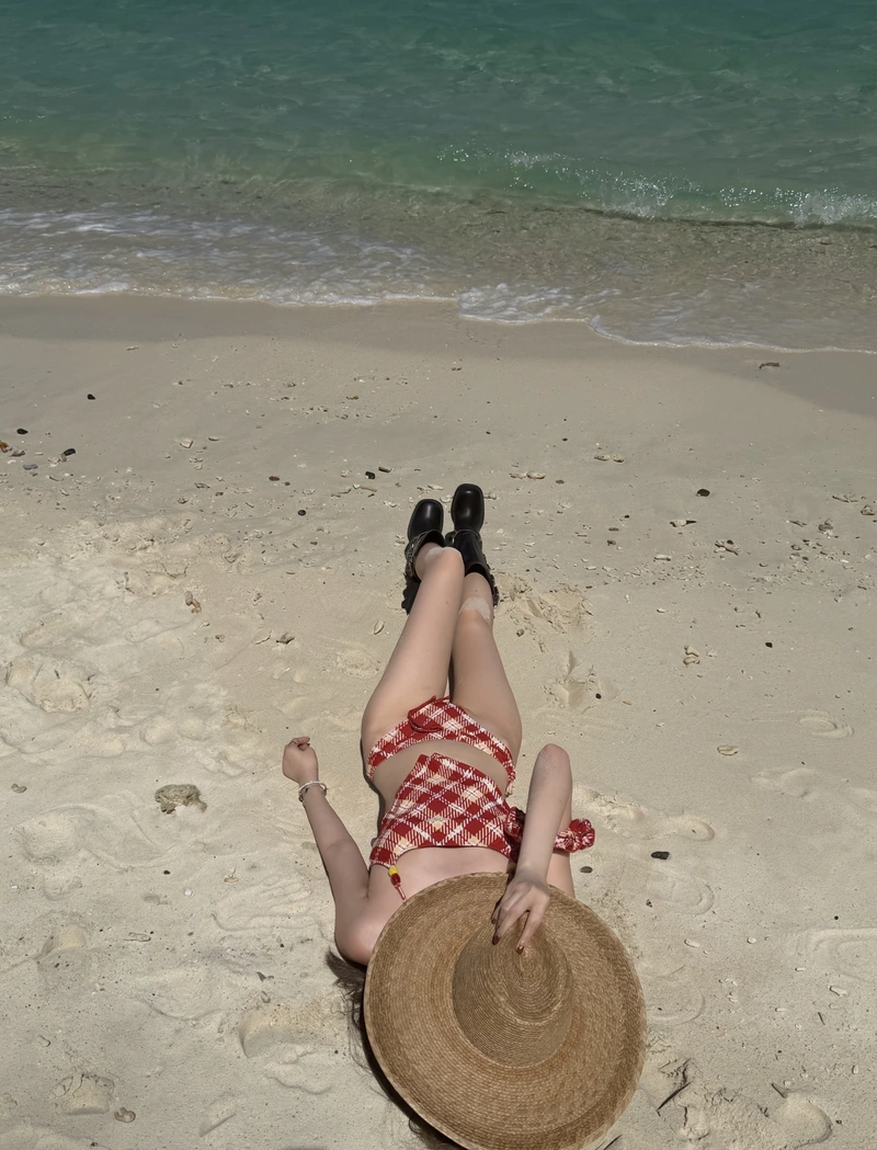 Gái xinh mặc bikini đi biển che mặt cực chill
