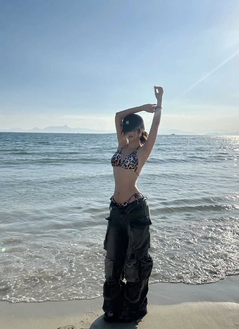 Gái xinh mặc bikini đi biển che mặt dáng đẹp