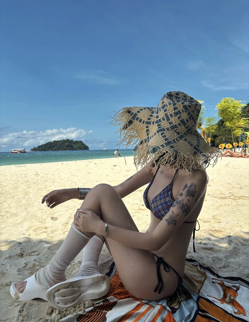 Gái xinh mặc bikini đi biển che mặt mũ cói