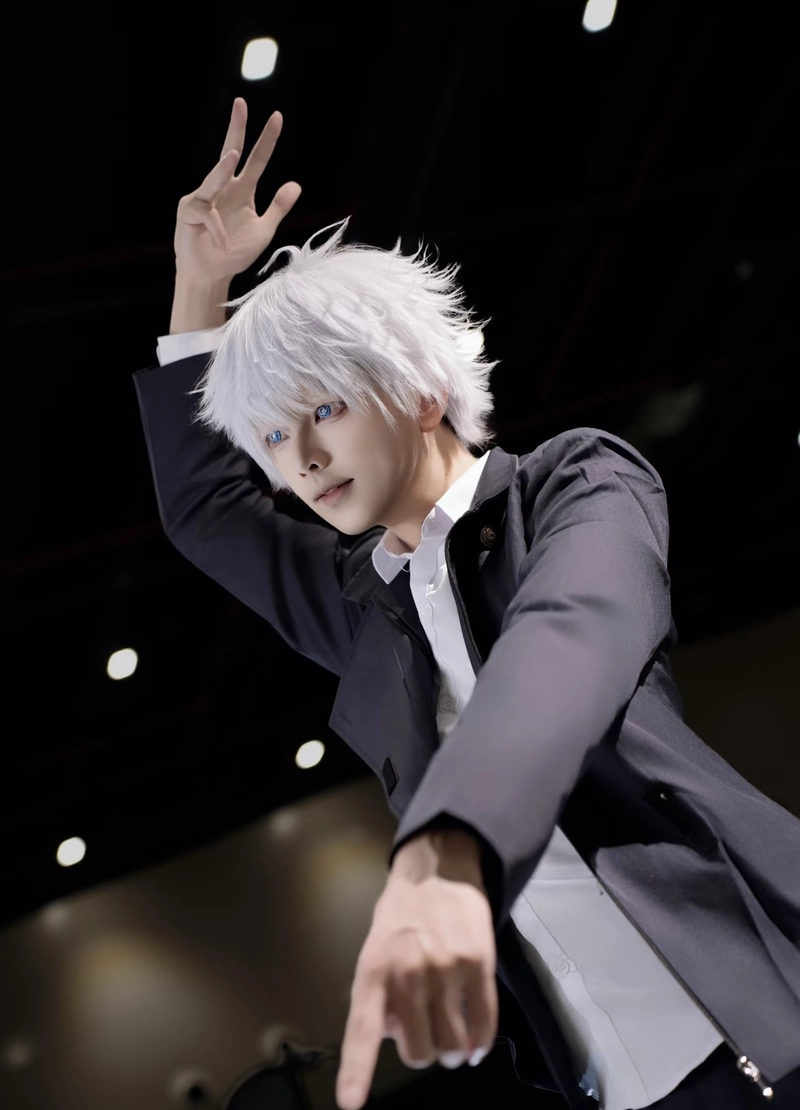 Góc nhìn Gojo cosplay dưới ánh sáng tạo chiều sâu