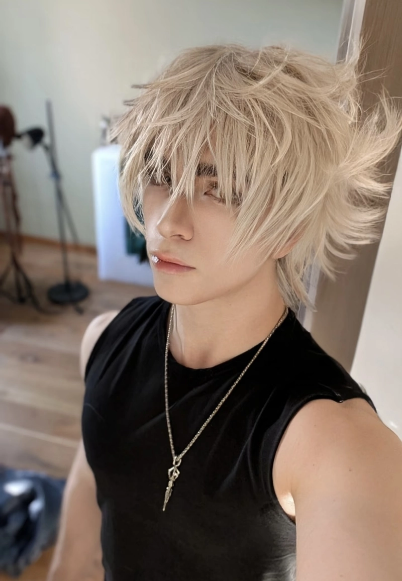 Góc nhìn Gojo cosplay với nụ cười nhẹ bí ẩn