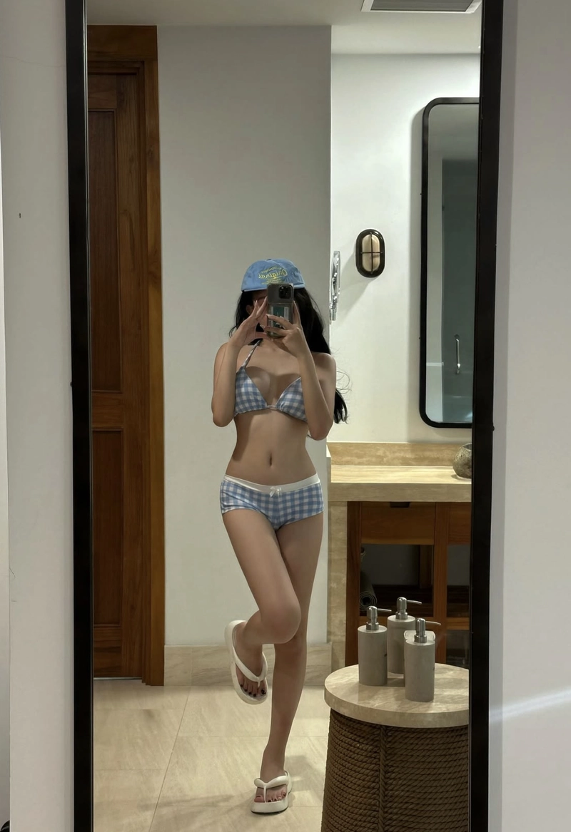 Gu chụp ảnh gái xinh mặc bikini đi biển che mặt trước gương