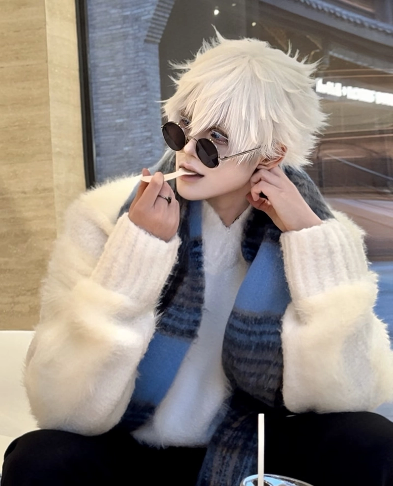 Hình Gojo cosplay đứng nghiêng với ánh nhìn sâu