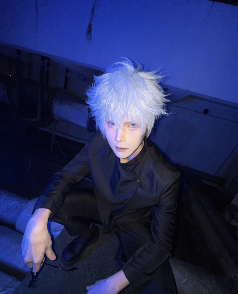 Hình Gojo cosplay đứng thẳng với phong thái tự tin