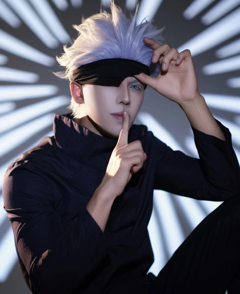 Hình Gojo cosplay với biểu cảm tự tin cuốn hút