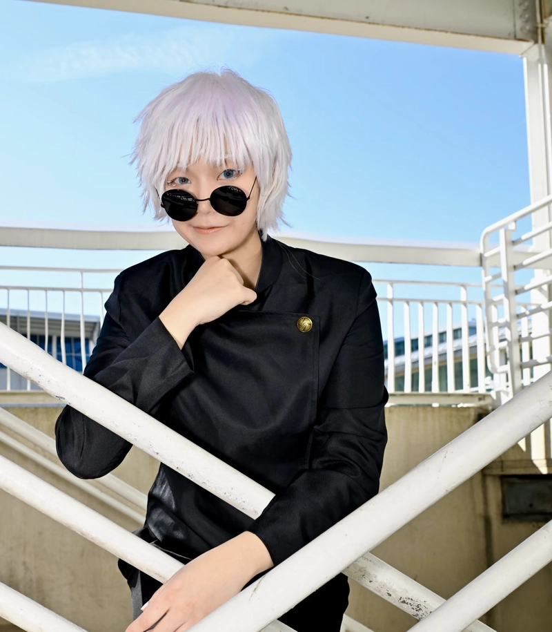 Hình Gojo cosplay với dáng đứng tự nhiên nổi bật
