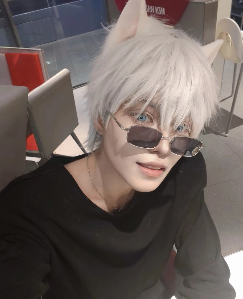 Hình Gojo cosplay với thần thái lạnh lùng cuốn hút