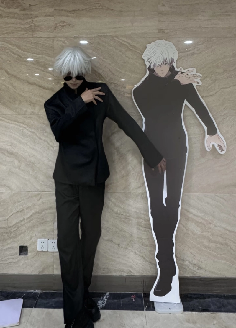 Hình Gojo cosplay với trang phục tối giản nổi bật