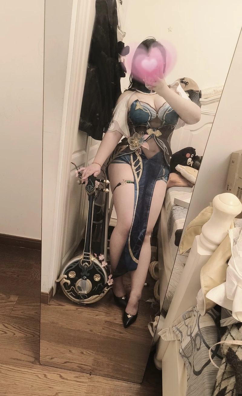 Hình ảnh cosplay nữ vú bự với ánh nhìn nổi bật rõ nét