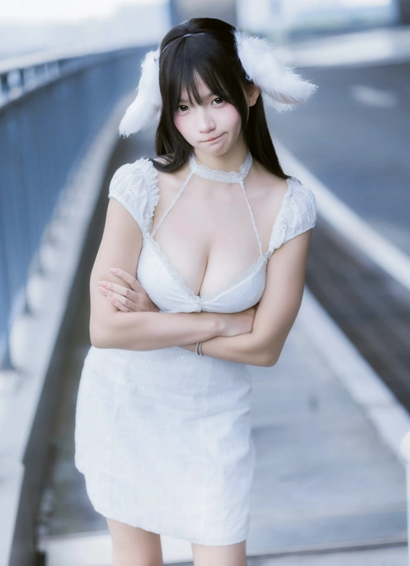Hình ảnh cosplay nữ vú bự với đường cong mềm mại cuốn hút