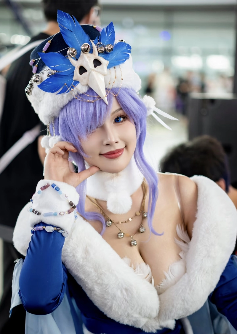 Hình ảnh cosplay nữ vú bự với thần thái quyến rũ dịu nhẹ