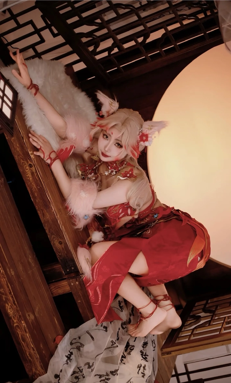 Hình cosplay hồ ly với thần thái nhẹ nhàng