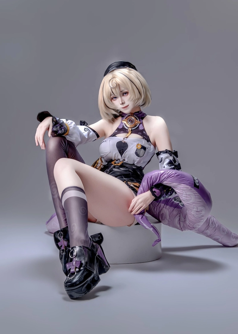 Hình cosplay vú bự với trang phục ôm dáng nữ tính