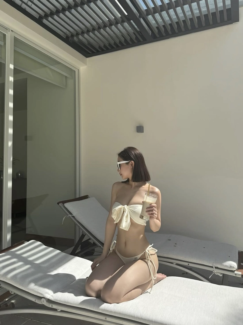 Hình jun vũ mặc bikini tạo dáng trên giường