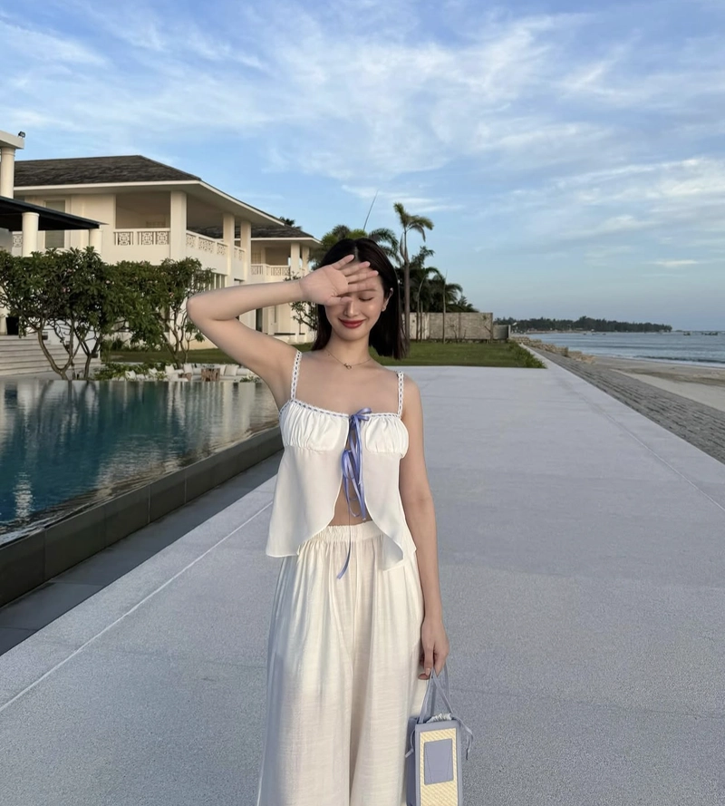 Hình jun vũ mặc bikini trắng phối