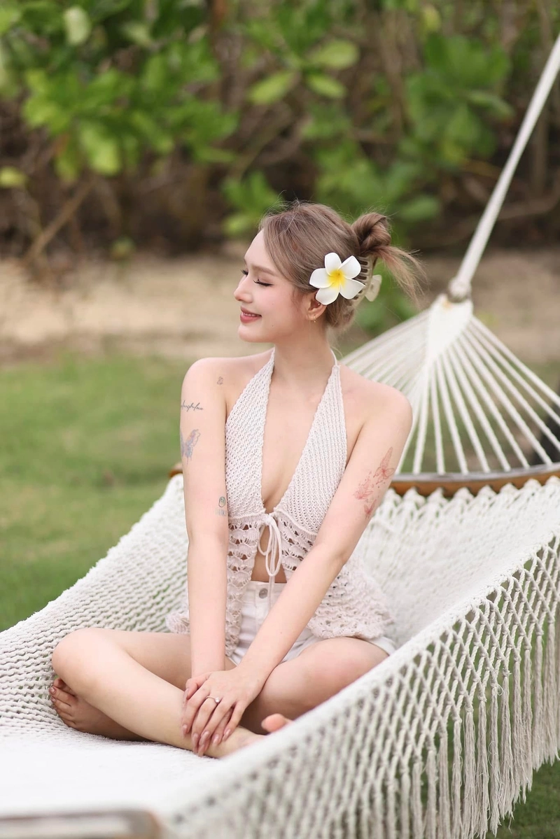 Hình xoài non bikini ngồi trên võng