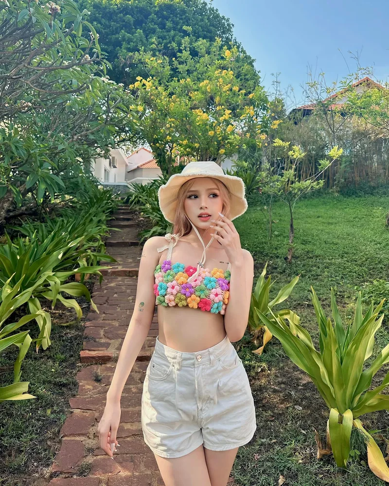 Hình xoài non mặc bikini giữa vườn cây