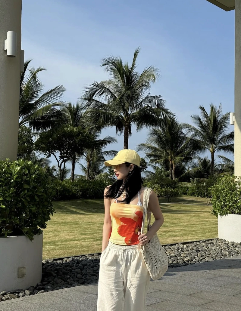 Hot girl jun vũ bikini đội mũ vàng