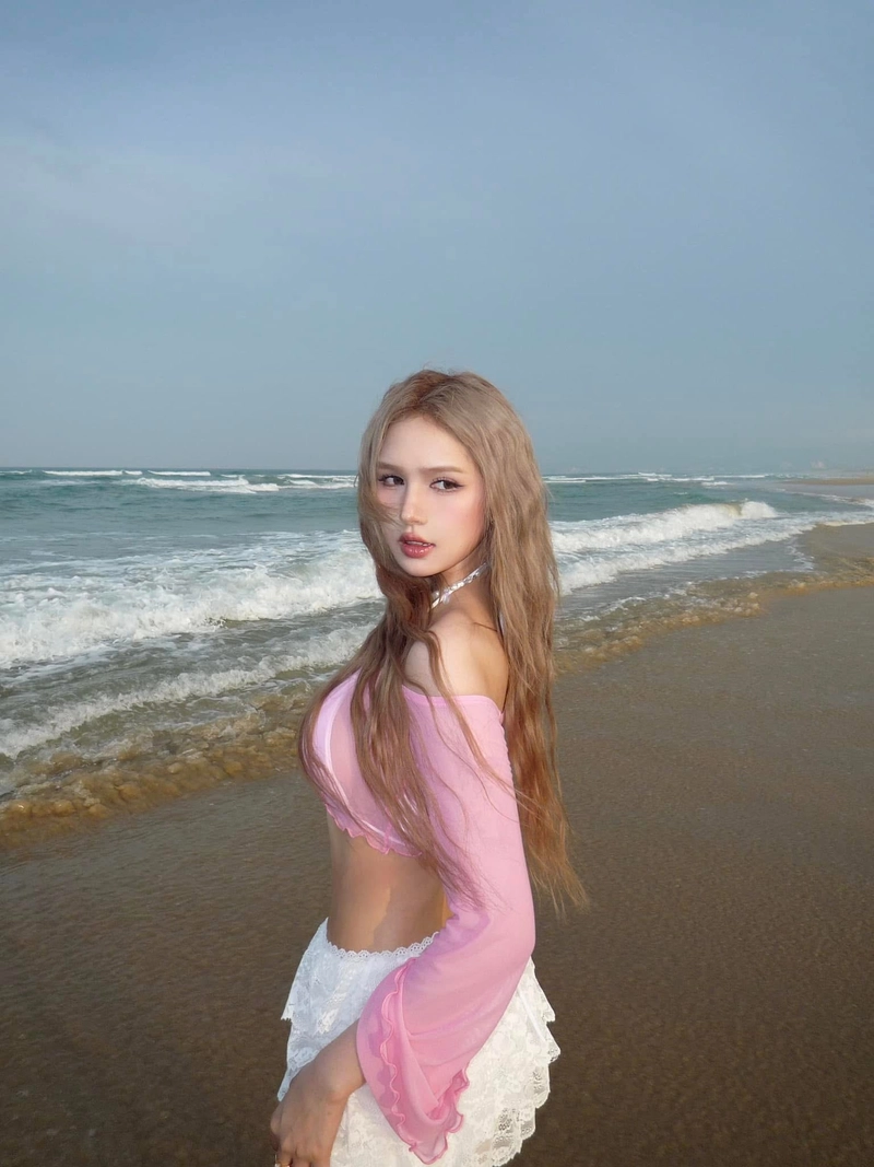 Hot girl xoài non bikini tạo dáng góc nghiêng