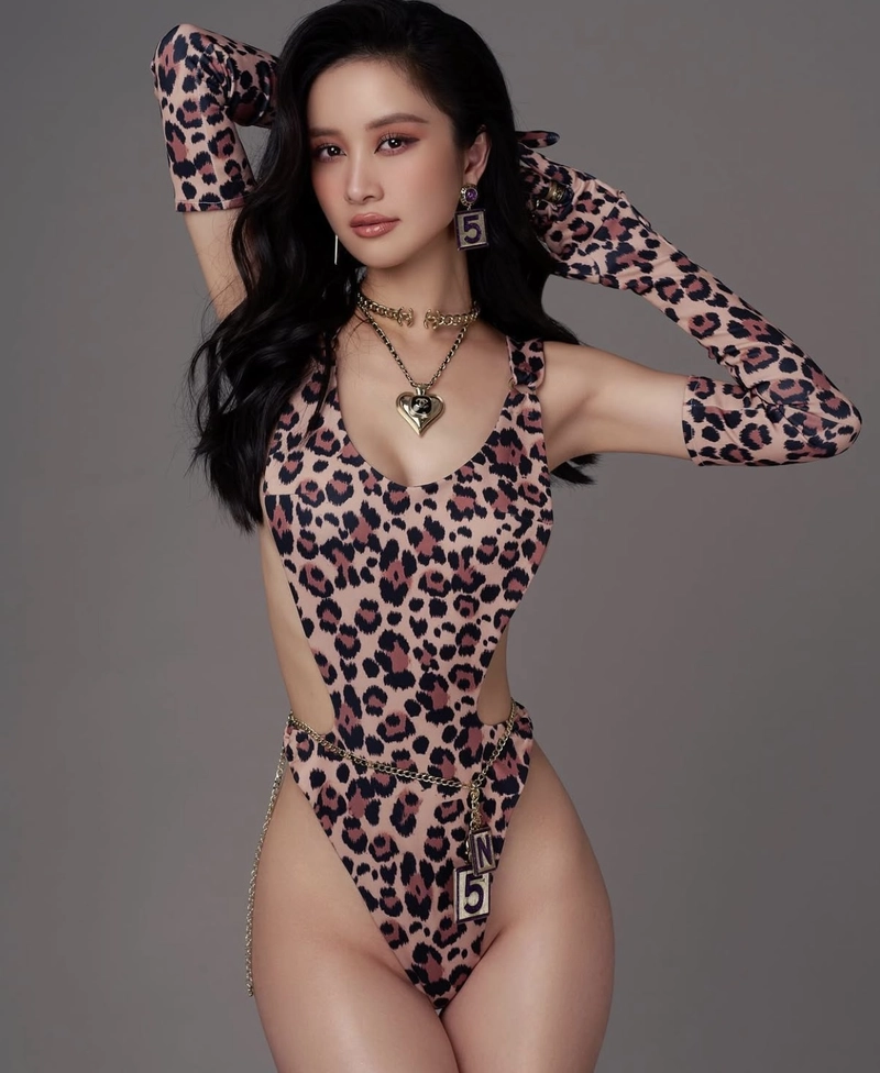 Jun vũ bikini chụp hình sản phẩm nhãn hàng
